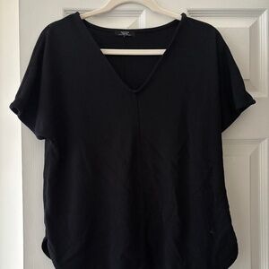Black v neck tshirt